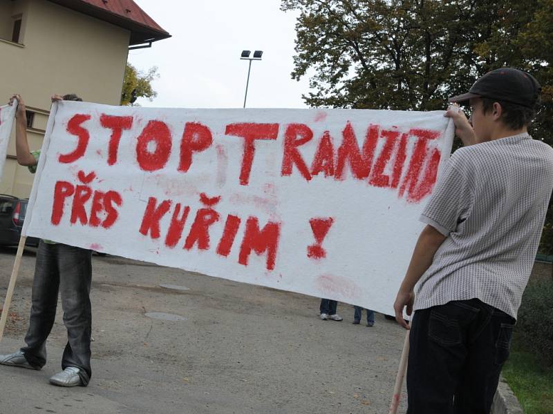 Nespokojení obyvatelé blokovali dopravu v Kuřimi.