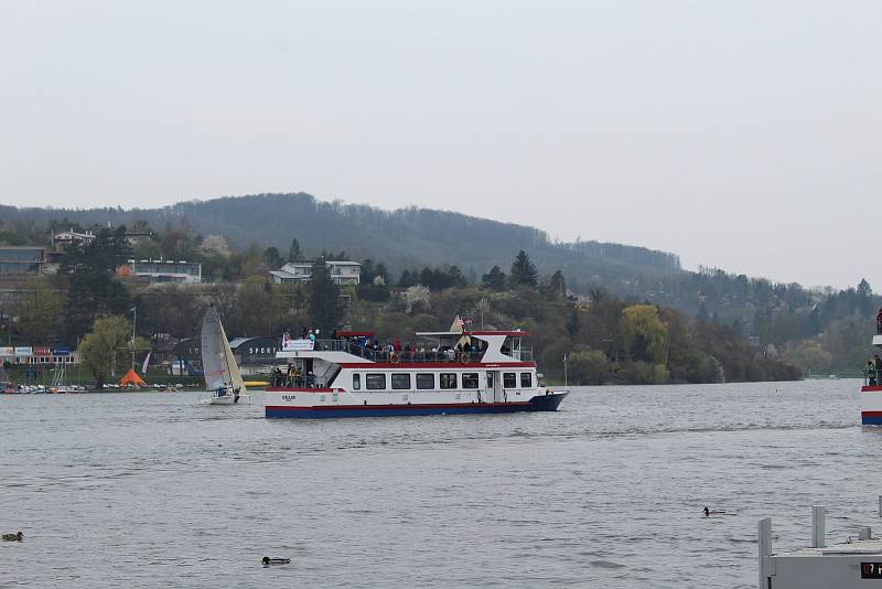 Na Brněnské přehradě v sobotu třináctého dubna zástupci brněnského dopravního podniku slavnostně zahájili 73. plavební sezonu. Přímo před zraky stovek lidí technici spustili na vodu loď Stuttgart.