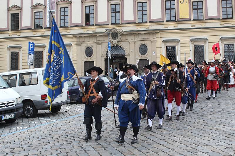 Historický průvod vojsk centrem města při Dni Brna.