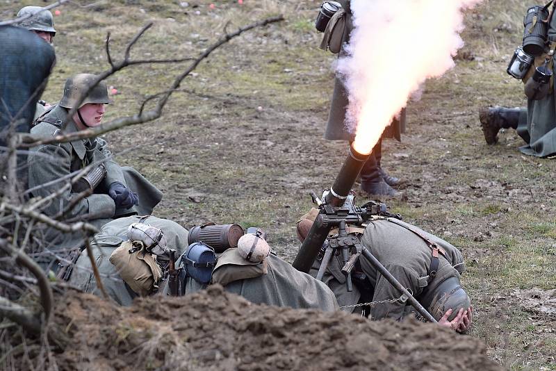 Ukázka zimní bitvy z druhé světové války v Army Parku v Ořechově na Brněnsku.