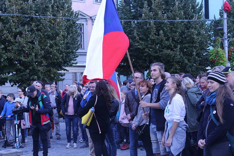 V Den české státnosti se v Brně uskutečnil pochod Kroky pro demokracii pořádaný iniciativou Společně Brno. Pochodu, na němž řečníci kritizovali současný stav české demokracie a kauzy kolem premiéra Andreje Babiče, se zúčastnilo několik stovek lidí.