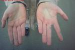 Dívky pomalovaly zeď budovy v brněnské Renneské ulici. Na dlaních i prstech měly modrou barvu.