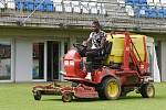 Líšeňský fotbalista Lamine Fall se vedle hraní stará i o hřiště a zázemí stadionu.