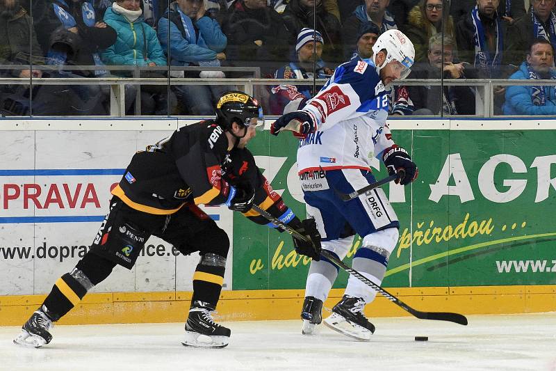 Domácí HC Kometa Brno v bílém (Leoš Čermák) proti HC Litvínov.