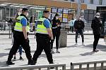 Hlídka strážníků v sobotu ve dvě hodiny odpoledne kontrolovala oblast brněnského hlavního nádraží. Dohlížela třeba, zda lidé nosí respirátory.