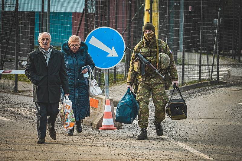 I přes hraniční přechod Vyšné Německé - Velké Slemence přichází na Slovensko z Ukrajiny lidé vyhnaní válkou.