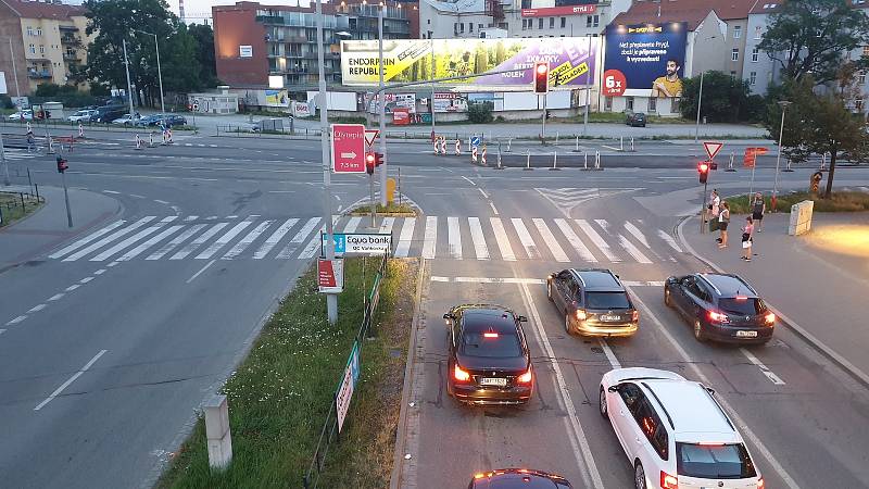 Frekvantovaný přechod mezi galerií Vaňkovkou a obchodním domem Tesco v Brně.