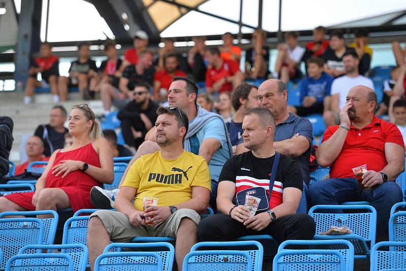 Fotbalisté Rousínova (na snímku v zelených dresech) vyhráli finále krajského poháru proti Kuřimi na penalty. Duel se hrál v Drnovicích.