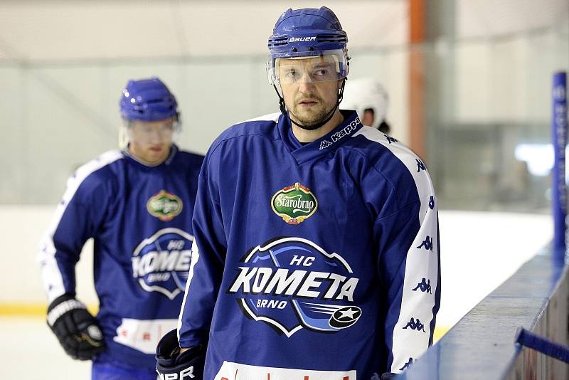 První trénink hokejové Komety Brno na ledě.