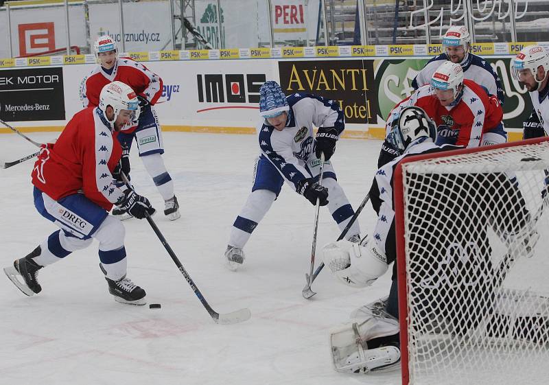 Hokejisté brněnské Komety se už připravují na druhý sportovní svátek na provizorním kluzišti za Lužánkami. V pátek se utkají pod širým nebem s pražskou Spartou. Na hřišti se objevil i útočník Petr Ton s celoobličejovým krytem.