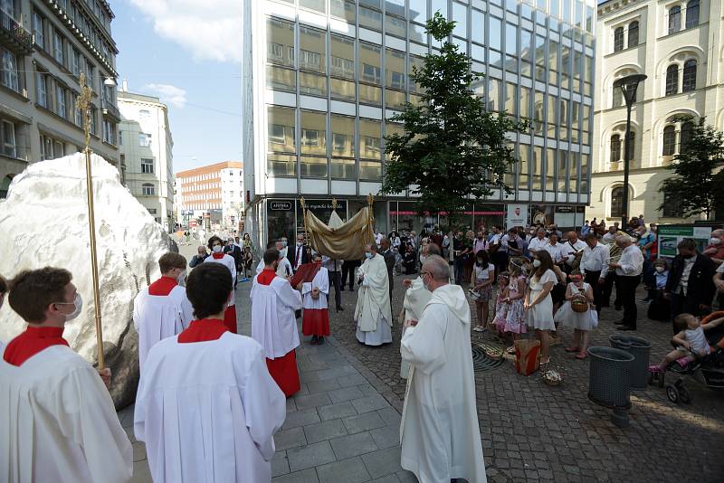 Eucharistický průvod Těla a Krve Páně vyrazil z kostela sv. Janů-minorit Jánskou ulicí na Pohořelec. Zde proběhla krátká pobožnost, do které duchovní zapojili i novou sochu Asteroid na Kobližné ulici.