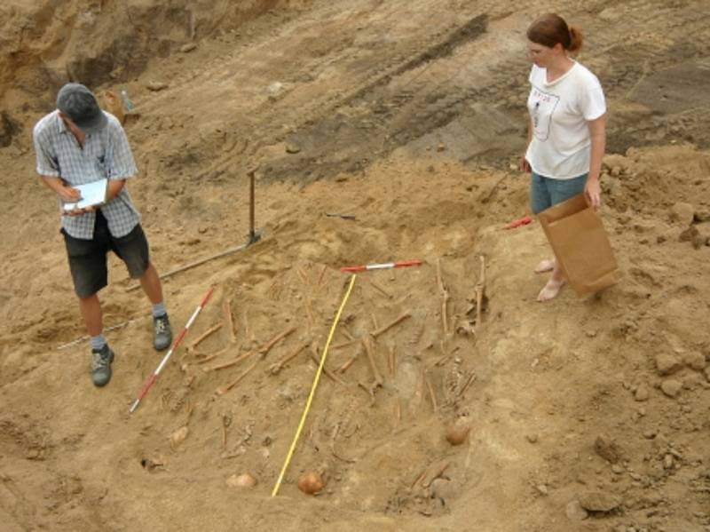 Hroby pruských vojáků, kteří na nemoc zemřeli, odkryli archeologové v Trtílkově ulici v Brně.