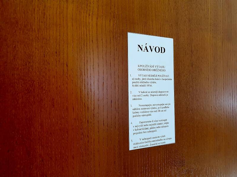 Návod na páternoster v magistrátní budově na Malinovského náměstí.