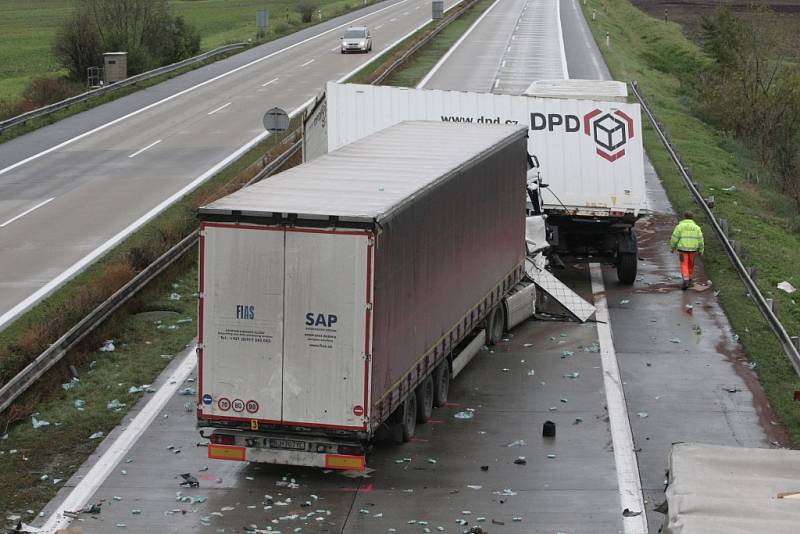 Dálnice D2 ve směru na Bratislavu je od čtvrtečního rána uzavřená. Na místě se srazilo hned několik aut, jedna z dodávek vzplála.