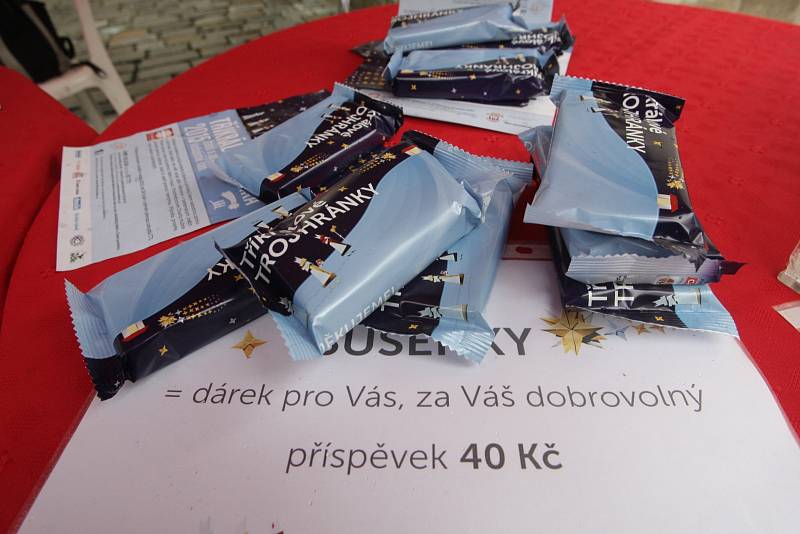 Tříkrálový stánek na rohu brněnské Masarykovy ulice a Kapucínského náměstí vybírá peníze na práci charity.