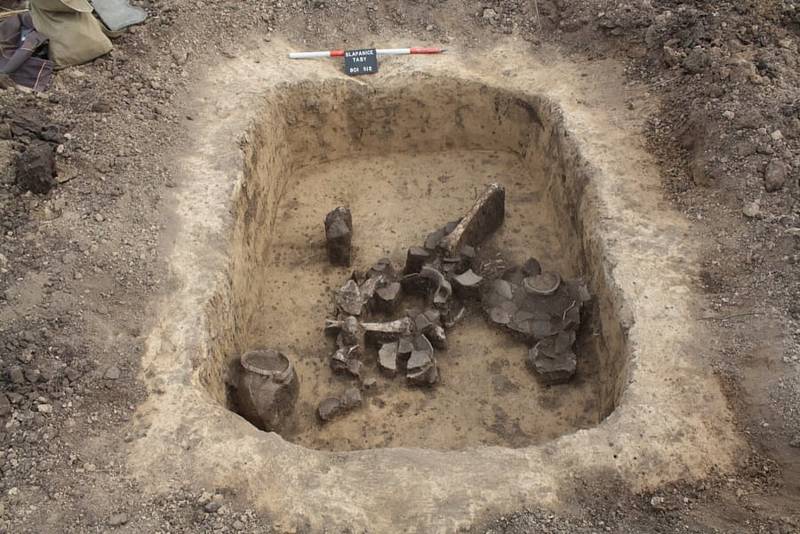 Ve Šlapanicích na Brněnsku našli archeologové dosud neznámé pravěké pohřebiště.