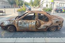 Důsledky války na Ukrajině. Tři civilní auta rozstřílená ruskými raketami a zničená požárem vystavují v centru Brna.