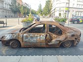 Důsledky války na Ukrajině. Tři civilní auta rozstřílená ruskými raketami a zničená požárem vystavují v centru Brna.