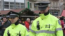 Brněnští strážníci hlídají vánoční trhy.