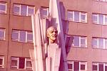 LENIN V ŠOUŠÍ. Socha ideologa proletářské revoluce Vladimíra Iljiče Lenina stála od roku 1973 do roku 1990 před budovou nynější Univerzity obrany v brněnské Kounicově ulici, známou také jako Rohlík. Autorem sochy byl Miloš Axman. Podle vyjádření pamětníků