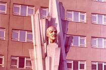 Socha ideologa proletářské revoluce Vladimíra Iljiče Lenina stála od roku 1973 do roku 1990 před budovou nynější Univerzity obrany v brněnské Kounicově ulici, známou také jako Rohlík. Jmenovala se podle toho i tato ulice?