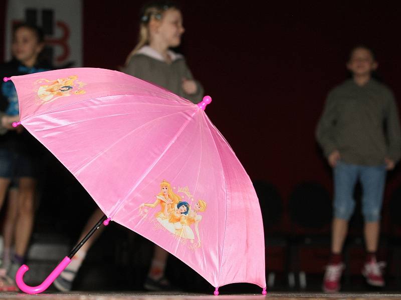 Pětadvacet dětských souborů s celkem třemi sty členy bojovalo v pátek na čtrnáctém ročníku Mezinárodního tanečního festivalu neprofesionálních dětských tanečních skupin školních družin a školních klubů v Brně.