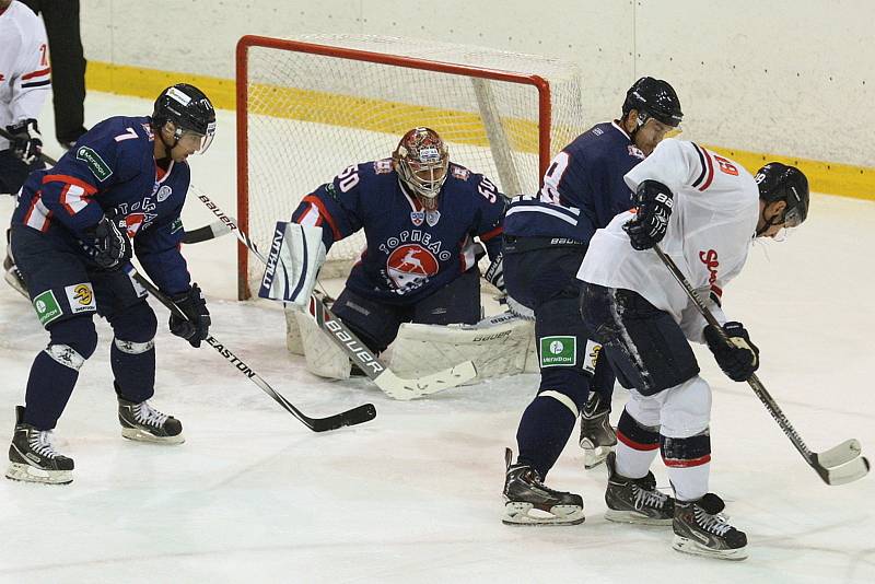 Hráči ruského celku Torpedo Nižnij Novgorod (v tmavém) zakončili kemp v Brně porážkou 1:2 v hale za Lužánkami s jiným účastníkem Kontinentální hokejové ligy Slovanem Bratislava.