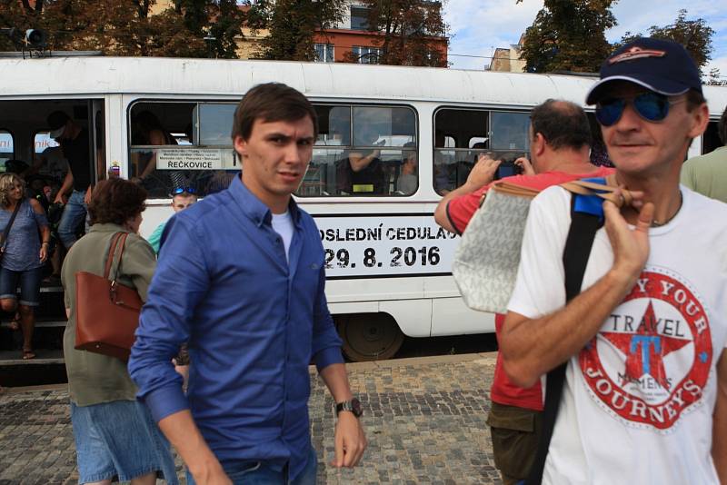 Plastové cedule na tramvajích brněnské hromadné dopravy od úterý uvidí lidé jen při historických projížďkách. S poslední cedulovou tramvají číslo 1126 se v pondělí odpoledne rozloučilo několik desítek fanoušků na zastávce Výstaviště – hlavní vstup.