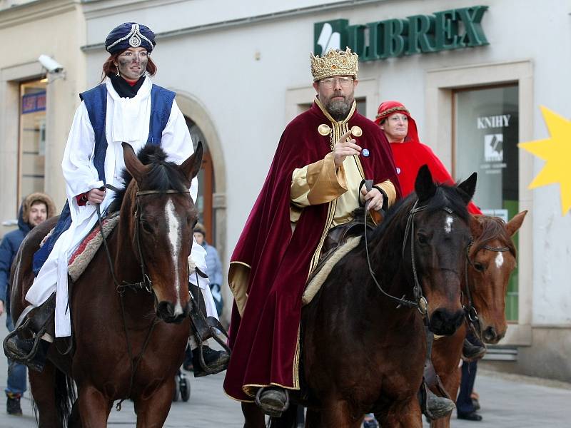 Tři králové vyrazili na hnědácích na podporu charitativní sbírky.