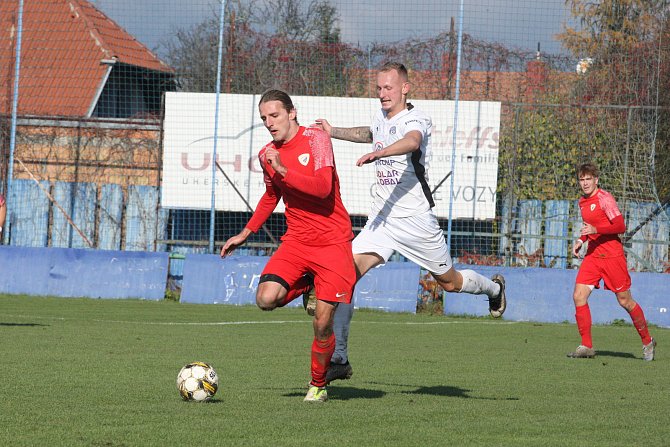 Fotbalisté Bohunic (v červeném) na podzim zvítězili jen ve třech třetiligových zápasech, naopak hned jedenáctkrát padli.