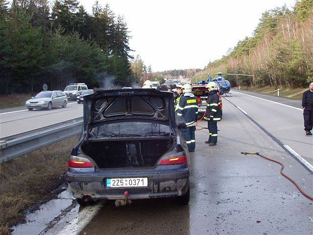 Při tragické nehodě na dálnici D1 uhořel třiadvacetiletý řidič