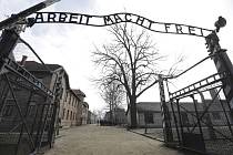 Brána nacistického koncentračního tábora v Osvětimi.