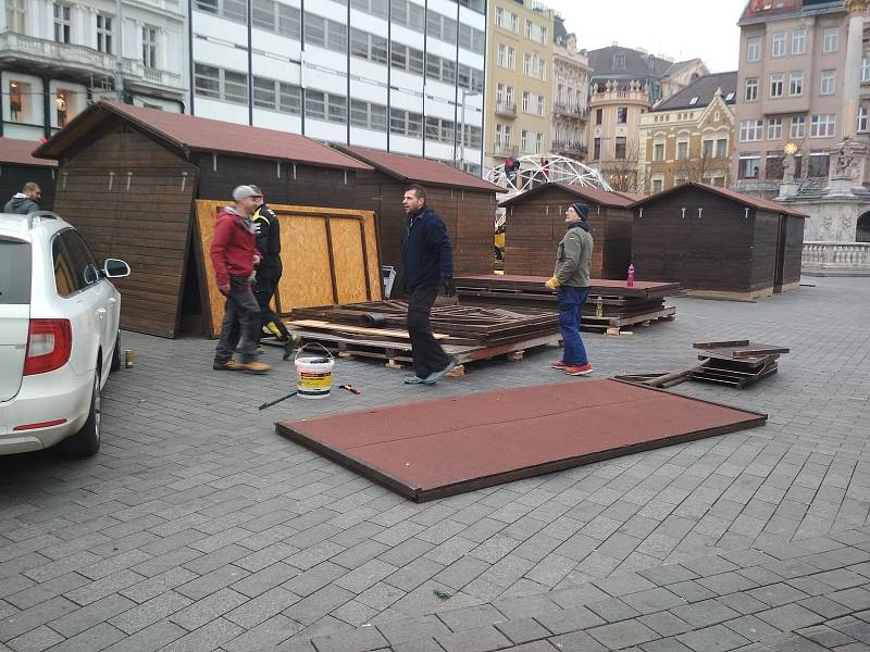 Dělníci na brněnských náměstích odstraňují stánky a poslední zbytky vánočních trhů.