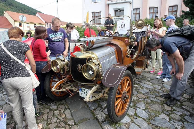 Vlastnit auto bývala rarita a taky drahá záležitost. Kdo tedy vůz měl, střežil ho jako oko v hlavě a provětrával jen svátečně. Lidé z Tišnova na Brněnsku si tuto dobu v sobotu připomněli už popatnácté na Přehlídce elegance historických vozidel.