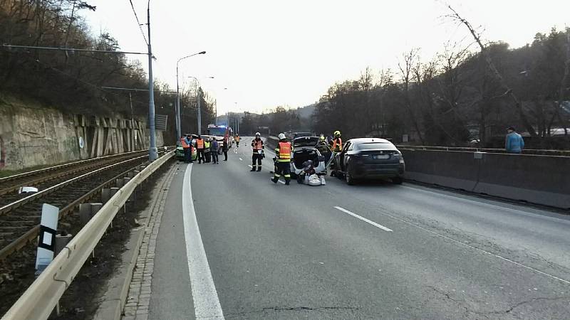 V Žabovřeské se srazila čtyři auta, v Brně se tvořily kolony.