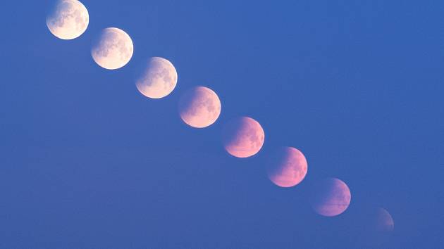Sekvence západu Měsíce nad Brnem.