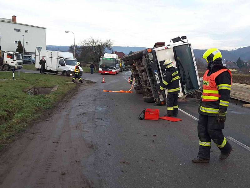 Plně naložené převrácené nákladní auto museli v pátek odpoledne vyprošťovat hasiči v Babicích nad Svitavou na Brněnsku.