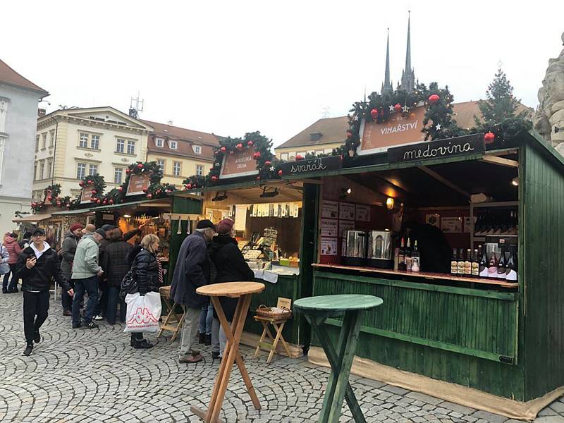 Kalendář dobrých skutků stojí vedle pódia na brněnském Zelném trhu. Každý den na něm pořadatelé představí příspěvek, který poputuje k nejrůznějším dobročinným organizacím.