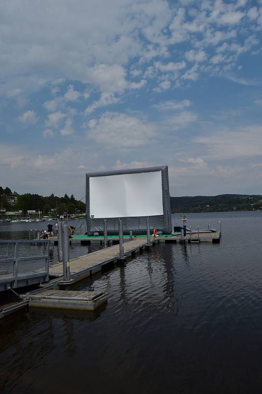 Blízko pláže U sirky na Brněnské přehradě ve středu dopoledne nafukovali pracovníci plovoucí kino.