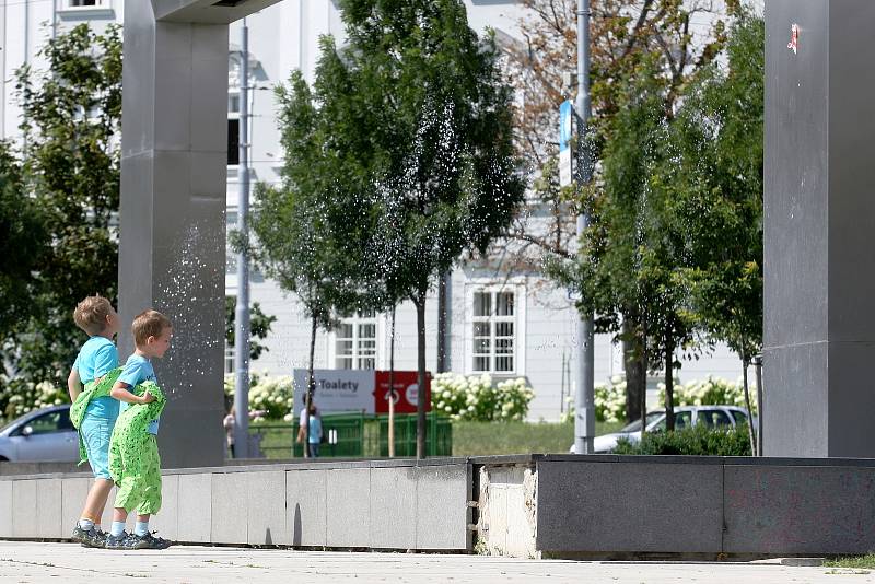 Brno 8.7.2019 - zákaz koupání ve fontáně před Janáčkovým divadlem