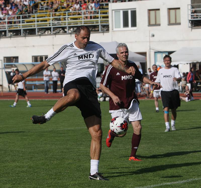 V sobotu se viceprezident Juventusu a držitel Zlatého míče Pavel Nedvěd s bývalými reprezentačními parťáky a kamarády zúčastnil oslav výročí sta let třetiligového klubu a křtu nové umělé trávy.