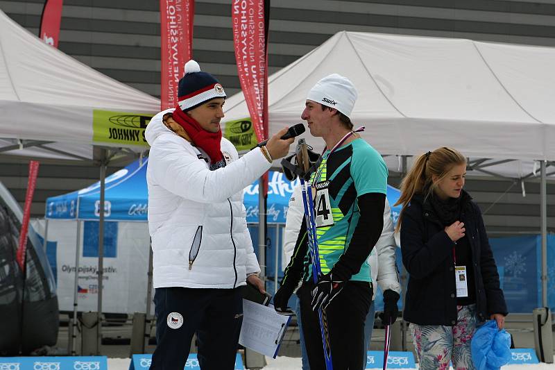 Desítky otužilých nadšenců se účastnily kryathlonu na Olympijském festivalu v Brně.