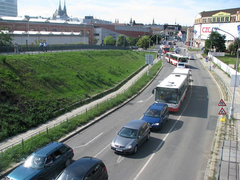 Kvůli opravě kolejí na měsíc uzavřela část brněnské ulice Dornych mezi Plotní ulicí a Zvonařkou. Zmatení byli jak někteří řidiči, tak řada cestujících v městské hromadné dopravě.