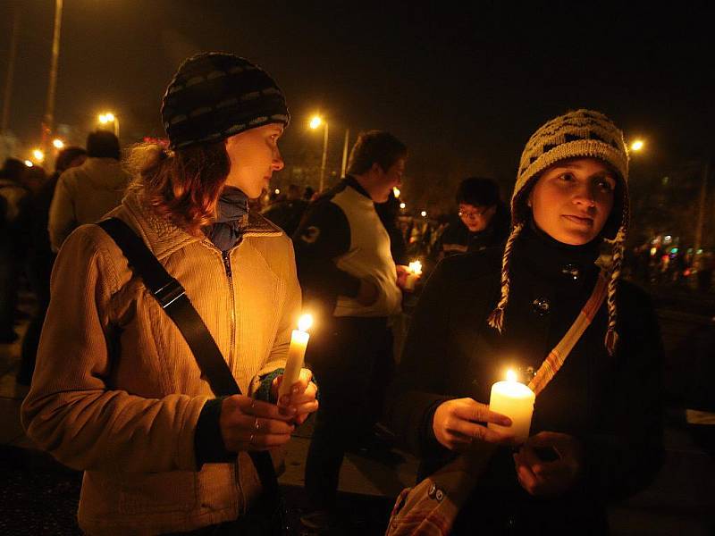 Tradiční průvod s lampiony oslavující mezinárodní den studentstva v Brně.
