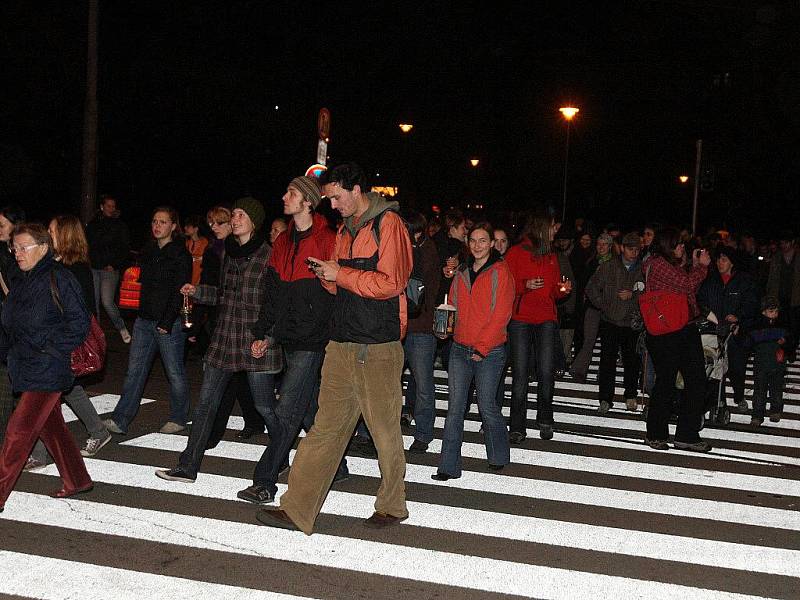 Tradiční průvod s lampiony oslavující mezinárodní den studentstva v Brně.