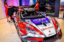 Dámy a pánové, seznamte se. Toto je Lamborghini Huracan Super Trofeo EVO, nový vůz brněnské závodní stáje Mičánek Motorsport. Hlavní technické parametry: desetiválec s výkonem 620 koňských sil a rychlostí přes tři sta kilometrů v hodině.