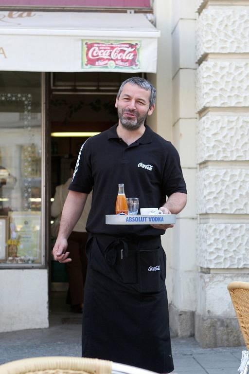 Osmatřicetiletý útočník Miroslav Barus si zpestřil dovolenou prací v cukrárně na brněnském náměstí Svobody.
