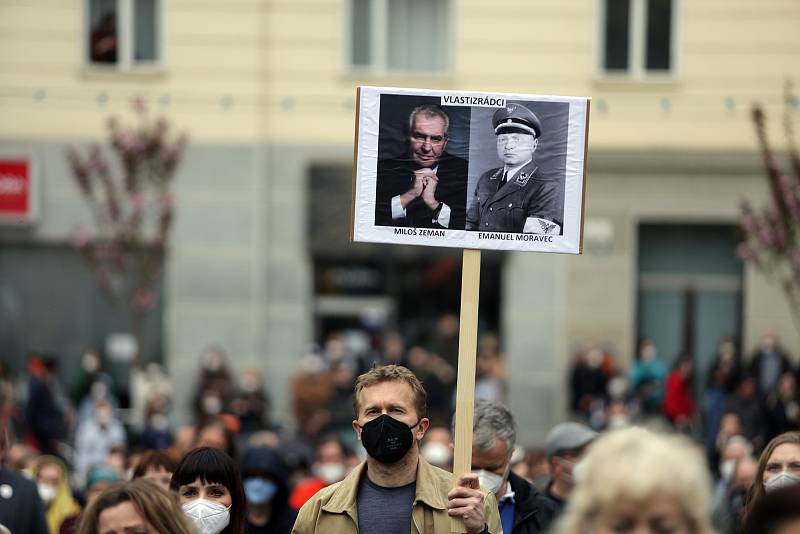 Na brněnském Dominikánském náměstí se sešlo kolem sedmi stovek lidí, aby vyjádřili nespokojenost s politikou prezidenta Miloše Zemana a reagovali na nedávné odhalení útoku ruských agentů na muniční sklad ve Vrběticích.