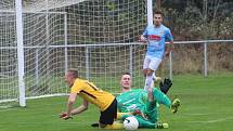 Fotbalisté Slovanu Rosice (ve žlutočerném) doma zdolali Hranice 3:0.