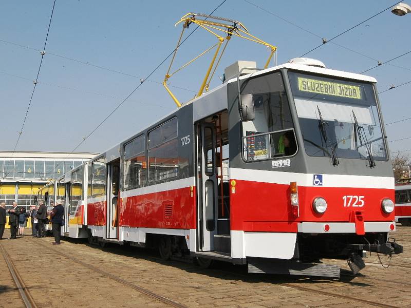 Už sedmadvacátá tramvaj typu KT8D5, která je přestavěná na nízkopodlažní, jezdí po Brně. Nápis nad dveřmi pro kočárky cestující upozorňuje, že tramvaj je stým takto upraveným vozidlem v Česku a na Slovensku.